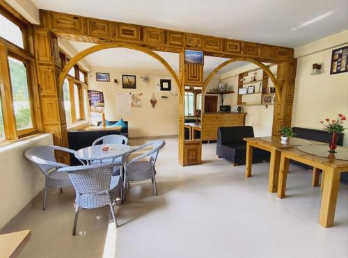 Χώρος καθιστικού στο Hotel Purnima Kasol