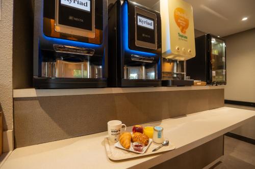 Un plato de comida en un mostrador en una habitación de hotel. en KYRIAD BORDEAUX SUD - Villenave d'Ornon, en Villenave-dʼOrnon