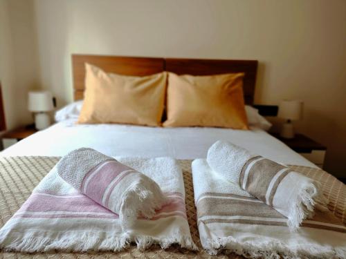 a bedroom with a bed with towels on it at Vivienda Unifamiliar Ventana a la Clerecía in Salamanca