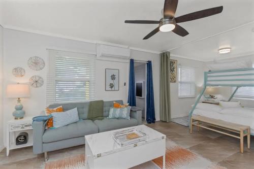 Ένα ή περισσότερα κρεβάτια σε δωμάτιο στο Sunshine Tropical Villa