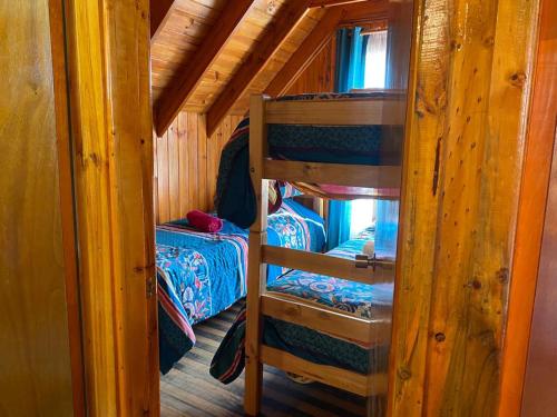 a room with a bunk bed and a bunk bed at Cabañas Santa María in Pichilemu
