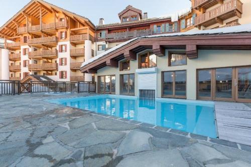 Bazén v ubytování La Marmotte ARC 1950 nebo v jeho okolí