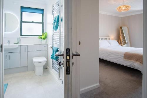 Ένα μπάνιο στο 3 St Brides Bay View - 3 Bedroom - Broad Haven