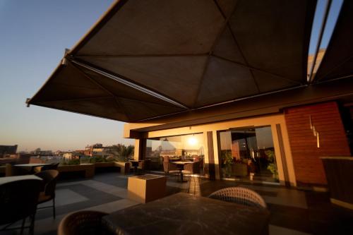 Balkón nebo terasa v ubytování Royal Nine Pyramids View Hotel