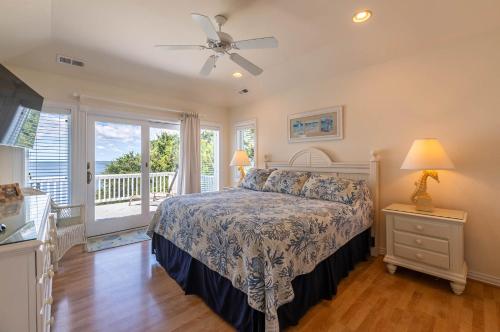 En eller flere senge i et værelse på Sunset Sonata C8928 - Luxury Soundfront Home, Pool