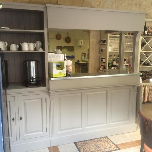 Dapur atau dapur kecil di Logis Hôtel Restaurant Le Clos des Capitelles