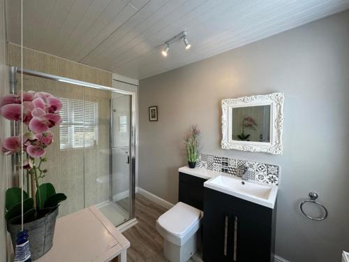 Ένα μπάνιο στο Sunset Cottage