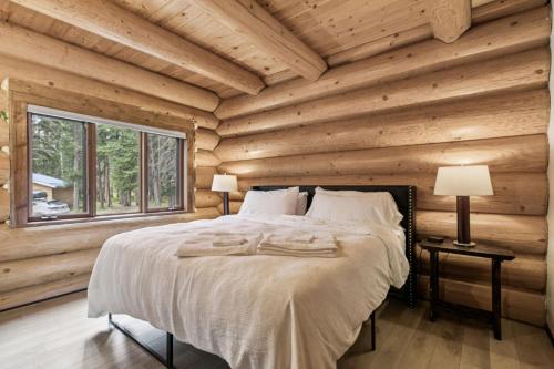 a bedroom with a bed in a log cabin at Nordegg Timber Estate in Nordegg