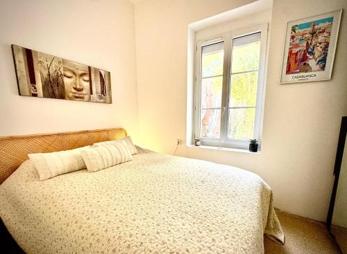 una camera da letto con un letto e una finestra di La petite maison au bord du Loir a Brévainville