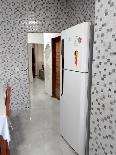 バヘイリーニャスにあるCasa Morada Nobre2のタイル壁の部屋にある白い冷蔵庫
