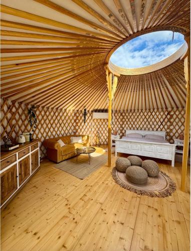 a room with a large yurt with a large window at Glamping ve vinici - Jurty zijumarcipan - Jižní Morava in Blučina