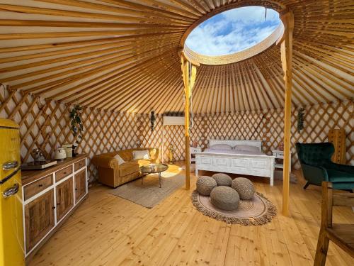 a room with a yurt with a bed in it at Glamping ve vinici - Jurty zijumarcipan - Jižní Morava in Blučina