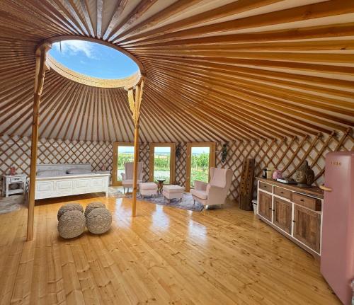 a room with a yurt with a bed and chairs at Glamping ve vinici - Jurty zijumarcipan - Jižní Morava in Blučina