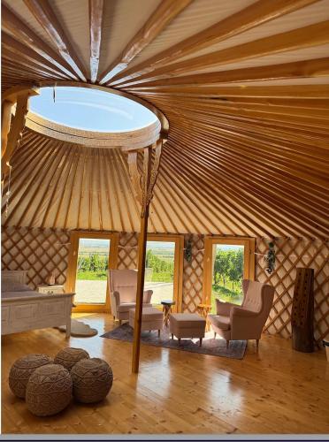 a room with a yurt with chairs and a table at Glamping ve vinici - Jurty zijumarcipan - Jižní Morava in Blučina
