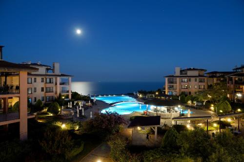 Blick auf eine Stadt in der Nacht mit dem Mond in der Unterkunft Kaliakria resort view of the black sea in Topola