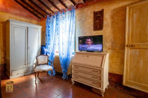 Televisyen dan/atau pusat hiburan di Borgo Medievale di Poggio Alla Pieve Relais, Food & Art