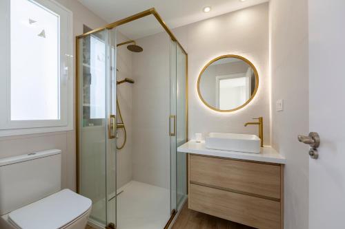 a bathroom with a shower and a toilet and a sink at Casa Descubrimiento - Dúplex Moderno con Jardín a 5 minutos de la Playa de Vera in Vera