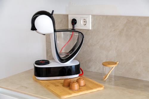 a black and white blender sitting on a counter at Casa Descubrimiento - Dúplex Moderno con Jardín a 5 minutos de la Playa de Vera in Vera
