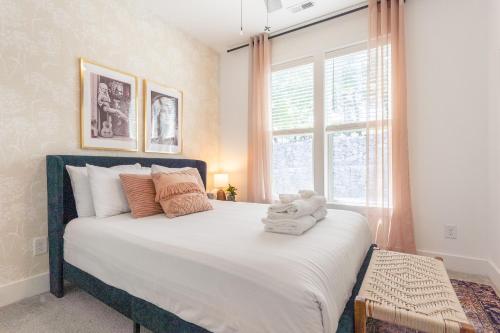 En eller flere senge i et værelse på Music City Sweetheart