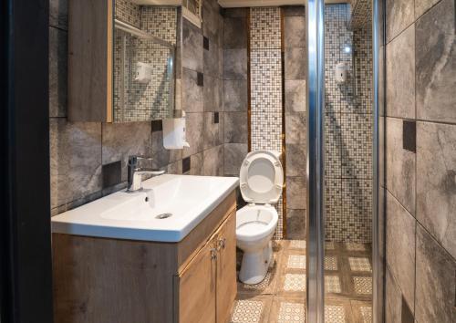 ein Badezimmer mit Toilette und Waschbecken in der Unterkunft İmza Hotel Suite in Istanbul