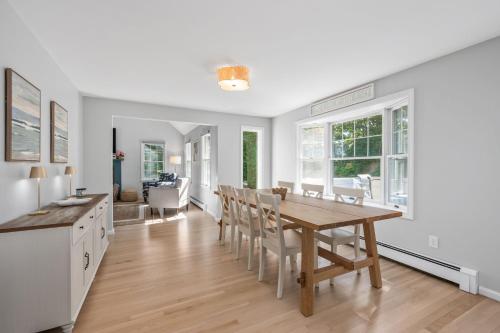 Kuchyň nebo kuchyňský kout v ubytování 65 Wianno Circle Osterville - On Cape Time