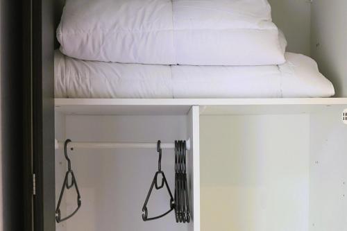 a bunk bed with a pillow and an umbrella at Vos Meilleures vacances dans le Pithiverais-Gâtinais! in Nibelle