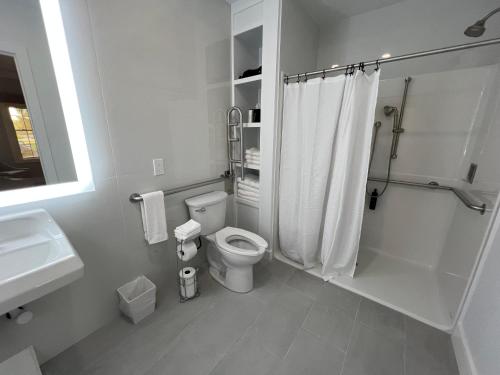 Ένα μπάνιο στο The Cape Club Golf Resort featuring brand new hotel rooms