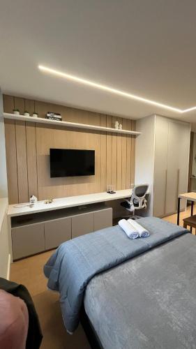 Ένα ή περισσότερα κρεβάτια σε δωμάτιο στο Studio moderno no Centro-Batel