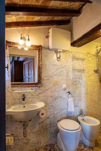 Bilik mandi di Borgo Medievale di Poggio Alla Pieve Relais, Food & Art