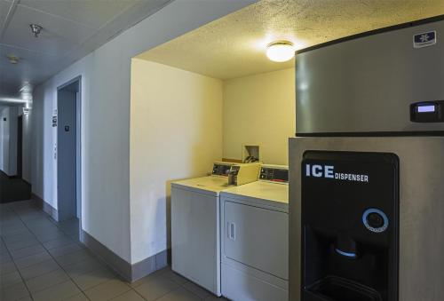 an office with a ice machine in a room at Motel 6 Omaha - IAT West in Omaha