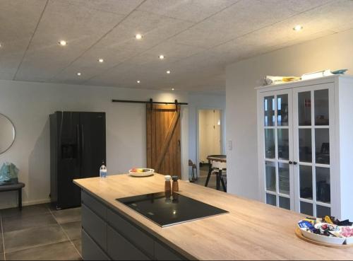 eine Küche mit Spüle und Arbeitsplatte in der Unterkunft House Sea Beach Vacation Denmark Ferienhaus Dänemark Urlaub Privatunterkunft in Sarup