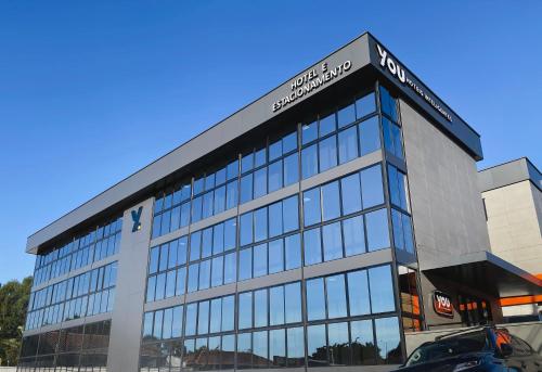 an office building with a lot of windows at You Hotéis Inteligentes Tubarão in Tubarão