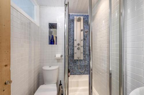 ein weißes Badezimmer mit Toilette und Dusche in der Unterkunft Tail End Cottage in Rye