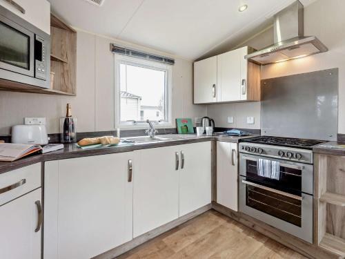 Η κουζίνα ή μικρή κουζίνα στο 3 Bed in Ventnor 94278
