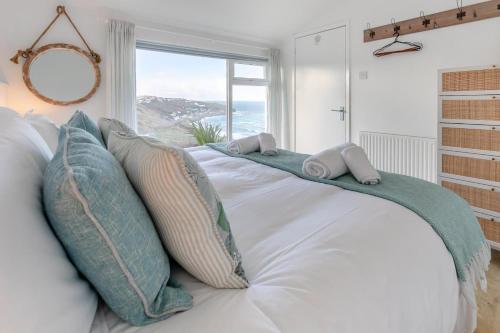 Giường trong phòng chung tại Trewollas Beach Cottage - Sennen