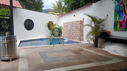 a swimming pool in a house with aitating at Casa Chalet San Marcos Neiva in Neiva