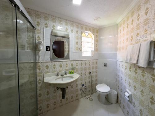 a bathroom with a sink and a toilet at Hotel Fazenda Fonte Colina Verde in São Pedro
