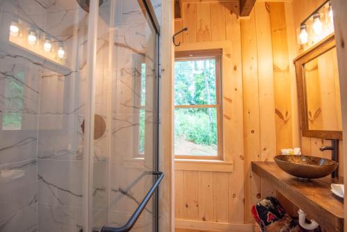 Ένα μπάνιο στο 1 Mile to Downtown West Jefferson Camping Cabin #7