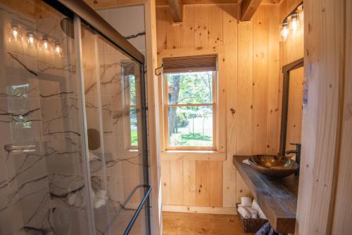 un bagno con doccia in vetro e lavandino di 1 Mile to Downtown West Jefferson! Camping Cabin #3 a West Jefferson