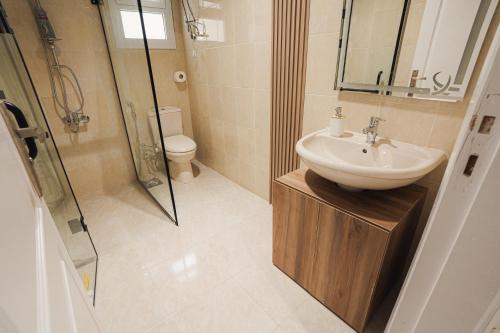 ein Badezimmer mit Waschbecken und Dusche in der Unterkunft Havn Blue 5002 in El-Alamein