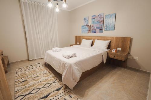 ein Schlafzimmer mit einem Bett mit zwei Handtüchern darauf in der Unterkunft Havn Blue 5002 in El-Alamein