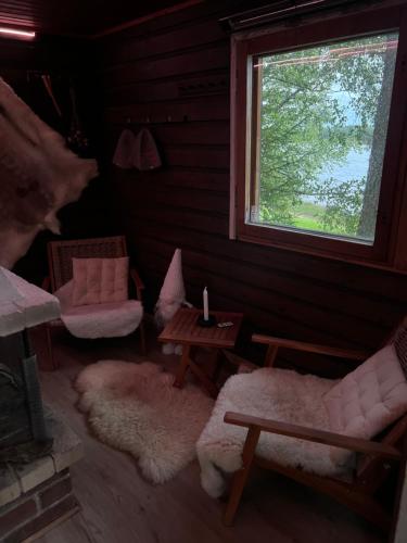 Posezení v ubytování River's Whisper Cottage