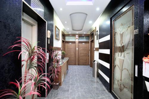 ein Flur mit Topfpflanzen in einem Gebäude in der Unterkunft Hotel O Ishita Residency in Amritsar