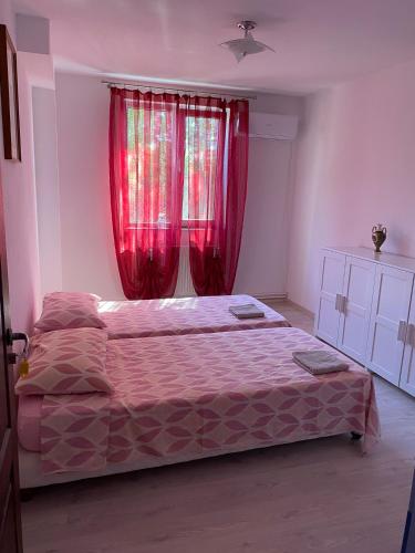 Ένα ή περισσότερα κρεβάτια σε δωμάτιο στο Casa La Taicu