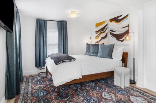 a bedroom with a bed and a rug at Hudson Escape W Hot Tub Bridge View in Highland