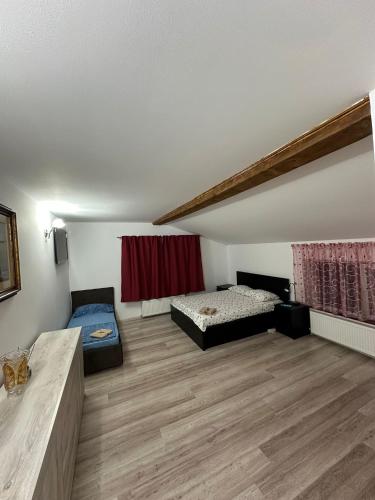 Ένα ή περισσότερα κρεβάτια σε δωμάτιο στο Casa La Taicu