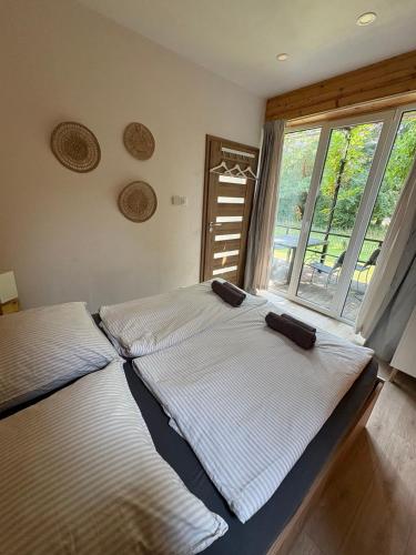 two twin beds in a room with a window at Tinyhaus Arendsee in Seenähe in Arendsee