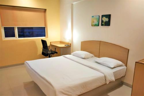 Una cama o camas en una habitación de Ginger Agartala