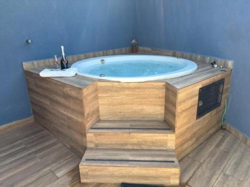 a jacuzzi tub in a bathroom at Pousada Recanto da Cascata in Águas de Lindóia