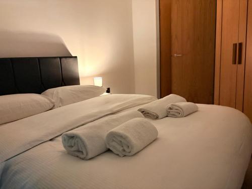 - 2 serviettes sur un lit dans une chambre d'hôtel dans l'établissement York City Centre 2-Bed Apartment with Balcony Views Close to Christmas Market, à York